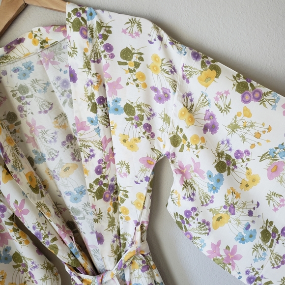 White Floral Short Cotton Kimono with Sash - Picture 6 of 14